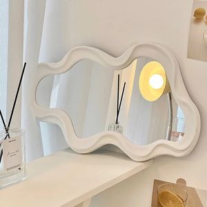 Mesa Mirror ondulado Magnia de maquillaje Estética Pequeño espejo de jardín de baño de lujo irregular Mirador de dormitorio Spiegels 240318