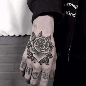 Libros de tatuaje Pegatina temporal impermeable Rose Flower Mano hacia atrás Tatto Arte Flash Tattoos falsos para mujeres Men 231113