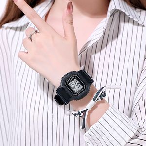 Étudiante de mode masculine à la mode aux adolescents Regarder la version coréenne, simple, atmosphérique, douce, multifonctionnelle, fraîche et fraîche de montre électronique de montre électronique