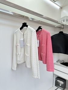 Le nouveau produit 2024 propose un cardigan avec une ambiance luxueuse et sociale