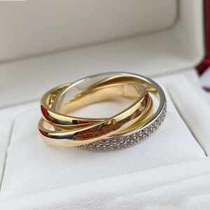Le charme de l'anneau Trinity est pour les concepteurs et les couples féminins.La taille est de 678, et c'est un diamant mâle avec trois plats d'or de qualité T0P croisés 18K