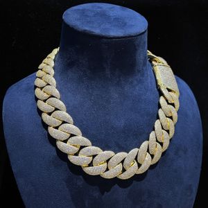 Le collier Mosamite personnalisé exclusif peut être personnalisé en testant une chaîne cubaine Miami à 7 rangées de diamants de 26 mm, une base en argent sterling 925 galvanisée et une base en or 18 carats.