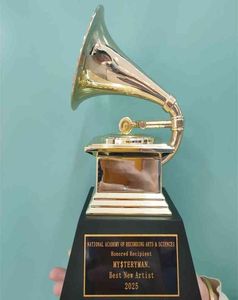 THE GRAMMYS Awards Gramophone Metal Trophy par NARAS Beau cadeau Souvenir Collections Lettering5980949