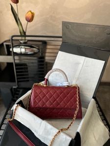 The handle bag, with its luxurious and noble appearance, has become the hottest work of the moment