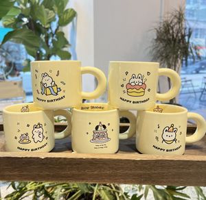La última taza de café feliz cumpleaños de 11 oz que hace una taza de cerámica amarilla con leche, muchas opciones de estilo, admite personalización de cualquier logotipo
