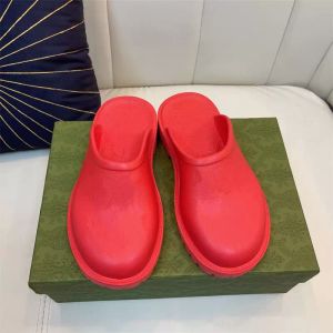 Las últimas zapatillas Dongdong de alta gama en 2022, con un alto precio de fábrica, diseño tallado y perforado en la parte inferior plana y pies cómodos. esto