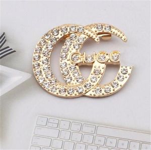 Luxury Women Men Designer Brand Letter Brooches Inclay Crystal Rhinestone Jewelry Brooch Charm Pearl Pin 2022 Marier Christmas Party Gift Accessorie No Box