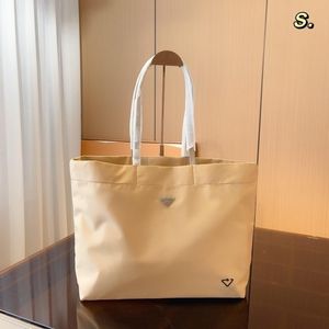 Le nouveau sac de designer sac à bandoulière en nylon recyclé à main Le sac fourre-tout est comme une navette cool dans la vie de loisirs Sac de fruits réutilisable sac fourre-tout écologique