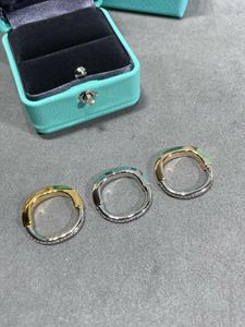 El nuevo anillo estilo europeo y americano imprescindible para la calle tecnología chapada en plata 925 tratamiento antialérgico anillo opcional de tres colores anillo con cierre en U tiffaies