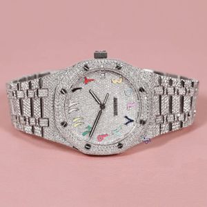 El reloj Newt de acero inoxidable elaborado con brillantes diamantes naturales y números arábigos irradia elegancia y encanto.