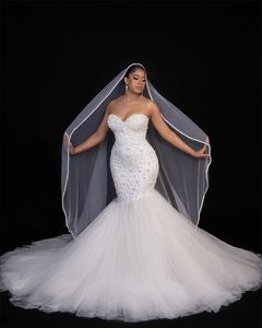 La robe de sirène sexy parfaite avec un placement de perles manuelles uniques chérie et un détail exquis robe de mariée en dentelle de luxe Fluant train arabe aso ebi pour la mariée