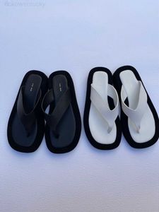 La fila 2022 Verano Nuevo estilo de las zapatillas de las mujeres de la fila inferior gruesa Flip-Flops Cartera de cuero real Sandalia Muffin Moda Casual Ins