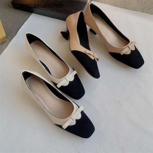 La rangée super petite arc parfumé à talon moyen à talon français orteil de chaussures simples polyvalentes