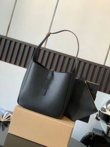 Le sac sous les bras qui a explosé cette année a un contour simple et tridimensionnel, qui a l'air solide mais pas trop pointu. Associé à la boucle plug-in emblématique de la marque,