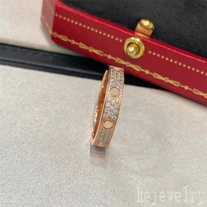 Anillos de diseño de metal grueso chapado en oro para mujer moissanite rosa dorado estilo clásico cristales helados regalo de cumpleaños tornillo brillante anillo de diamantes ZB019 E23