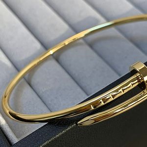 Brazalete de uñas fino de plata de ley con tubo hueco hecho de chapado en oro. El método de apertura es consistente con el producto oficial. Pulsera para mujer. Calidad contraria sin diamantes.