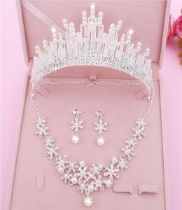 Tres piezas Pendientes baratos Escotes Coronas Cristales Tiaras de boda Coronas nupciales con cuentas Tocados de diamantes de imitación Peine Accesorio para el cabello 4884417