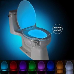 Veilleuse de toilette lampe à LED salle de bain intelligente activée par le mouvement humain 8 couleurs rétro-éclairage automatique rvb pour les lumières de cuvette de toilette