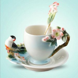 Herramientas Taza de cerámica Urracas flor de ciruelo esmalte Color taza de café con platillo y cuchara tazas de té creativas europeas juego de tazas de té