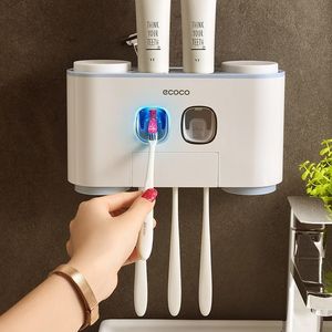 Soportes para cepillos de dientes Juego de accesorios de baño Montaje en pared automático Exprimidor de pasta de dientes Dispensador Soporte para cepillos de dientes con 4 piezas Taza al por mayor 230726