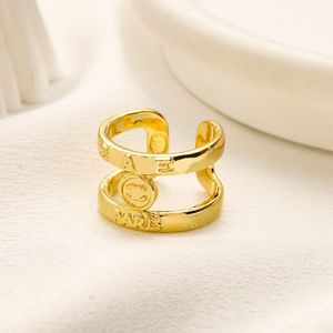 Anneaux de bande dorée 18 carats de haute qualité anneau de créateur en or Luxury Love Couple Couple Couple de bijoux en cuivre Design pour femmes Boutique Gift Ring
