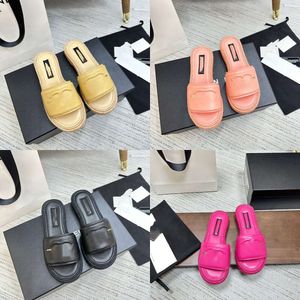 Zapatos informales de alta calidad diseñador de moda Sandalias de mujeres cuero paja metálica gruesas zapatillas de fondo decoración de cadena estilo caliente con caja 35-42 10a