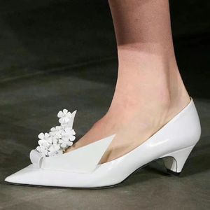 Bombas de flores de origami de primera calidad Cuero pulido Tacón bajo Punta puntiaguda Slingbacks Zapatillas de ballet Zapatos sin cordones Mujeres Diseñadores de lujo Zapato de vestir con tamaño de caja 35-42