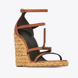 Sandalias de tacón de cuña Zapatos de diseñador Cuero de vaca Charol Banda estrecha Cierre de letras Zapatos para mujer con tiras de cáñamo tejidas 10,5 cm de tacón alto Clásicos Roma Sandalia 35-41