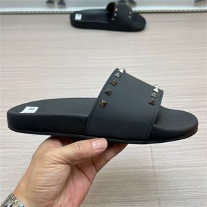 Top Quality Wholesale PriceDesigner Man Rivet design Slider beach Luxury Slippers sandale en caoutchouc Chaussures de haute qualité Guimauve avec sac à poussière Original Box