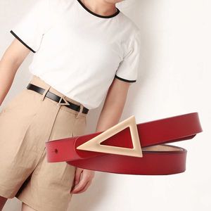 Cinturón de cuero de alta calidad para mujer, botón triangular de lujo clásico, vestido versátil de moda coreana, cinturones decorativos de diseño al por mayor