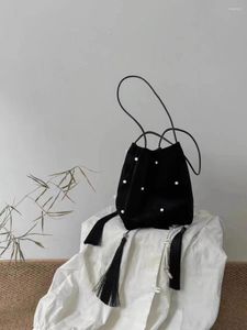 Totes Bolso de cubo negro con borlas y perlas chinas para mujer, bolso de terciopelo de otoño e invierno, elegante estilo único de un solo hombro