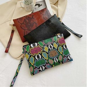 Totes Moda Tendencia Mujeres Embrague PU Cuero Patrón de serpiente Estampado Evelope Bolso Bolsos de mano Mujer Casual Pequeños bolsos Bolso de día Monedero 021123H