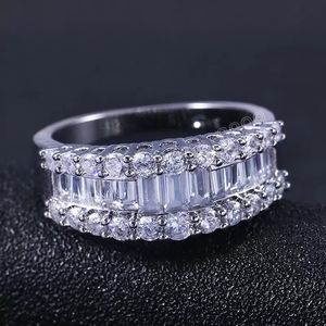 Anillo de compromiso de propuesta de moda con piedra de circón cúbico Micro pavimentado Noble Finger Gadget Anillos al por mayor