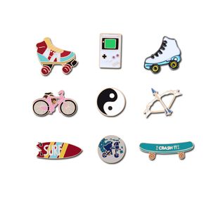 Broches deportivos de moda taoísmo Tai Chi tabla de surf monopatín máquina de juego zapatos de rodillo bicicleta viaje mundo insignias alfileres monedas regalos