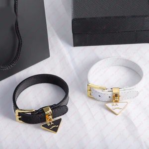 Bracelet de la marque Triangle en émail. Joli bracelet de créateur classique européen et américain de la mode de la personnalité. Cadeau Saint Valentin mariage marié mariée bijou.