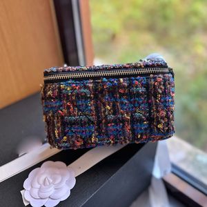 Tweed Bolso de maquillaje para mujer 18 cm Lana de colores Botón de hardware plateado Bolso de lujo Bola de hardware de corazón plateado Cadena de Matelasse Bolsos cruzados Caja de monedero con espejo