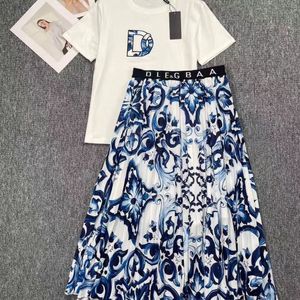 Vestido de dos piezas marca mujer traje de dos piezas lujoso patrón de letras camiseta manga corta patrón moda falda larga de cintura alta