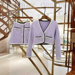Robe de deux pièces marque de créateurs Xiaoxiangfeng violet torsadé fleur col en V tricoté cardigan boucle de diamant enveloppé jupe de hanche ensemble de mode printemps nouveau NR7C