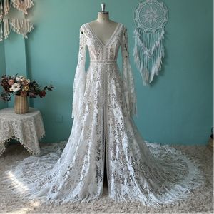 Diseño único de encaje Split A Line vestido de novia manga de flauta solitaria jardín bohemio vestido de novia sin espalda vestidos bohemios para novia