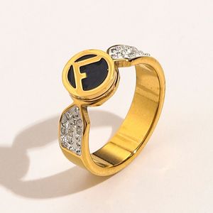 Bijoux de luxe Unique Anneaux de femme Lettre féminine 18K Gold plaqué en acier inoxydable Diamant Gemles Ring Fine Ring Finger Love Wed268r