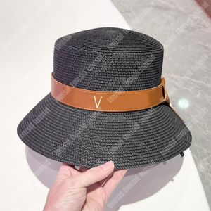Sombreros de paja de diseñador unisex, sombreros de ala ancha para hombre, sombrero ajustado plano de lujo para mujer, sombreros de cubo de moda informal de verano con cinturón de cuero