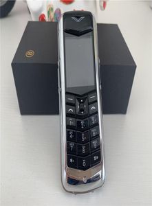 Débloqué luxe cuir antique Signature V8 téléphones double carte SIM téléphone portable corps en métal MP3 caméra Bluetooth classique 8800 cell8002496
