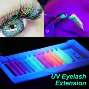 Exténions UV néon aux cils brillent dans les cils sombres vert fluorescent brillant coloré