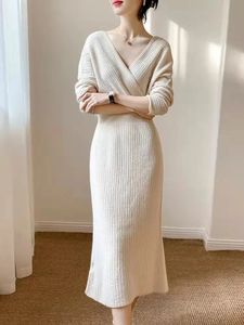 Col en V vêtements robes pour femmes femme robe Crochet blanc cassé tricoté solide Harajuku rétro luxe vente plage tricot 231229