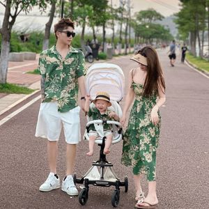 Vacation Look Family Clothing Mom and Daughter Resort Dress Daddy et moi père fils assorti des chemises couple Look Beach 240403