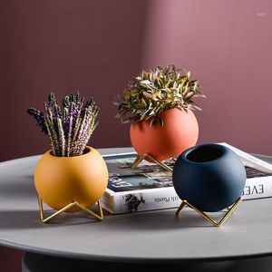 Vases à la maison Ball Ball Ceramic Small Flower Pot Tabletop Vase Home Decoration Ornements Nordic Living Room Simulation Arrangement floral