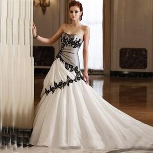 Robe de mariée gothique vintage sans bretelles, décolleté en cœur doux, robes de mariée noires et blanches avec des appliques, corset à lacets dans le dos