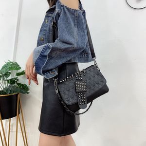 Rivet Rivet Black Crossbody Bag Women PVC Messenger Bag Cool Skull Shoulder Bag Diseñador Bolso Bolso