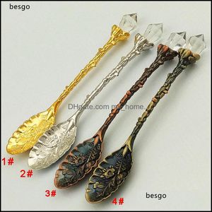 Vintage Royal Style Spoon Metal Curved Coffee Cuffures Forks avec Crystal Head Kitchen Fruit Prikkers Dessert Ice Cream Scoop Gift Bh3084 Drop