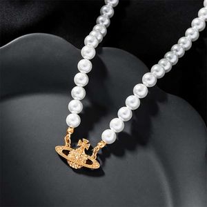 Viviennes Westwoods collier douairière conception féminine planète broche saturne collier de perles chaîne sens féminin